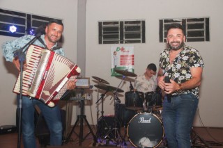 
                                    <a style='margin-left: 5px;' class='btn btn-xs btn-social btn-facebook' href='https://www.facebook.com/sharer/sharer.php?u=https://galeramix.s01.web.getmuller.com.br/imagem/a120/800-800-90/conteudo/site_galerias/120/duetou.jpg' rel='popup' data-width='500' data-height='400'><i class='fa fa-facebook'></i>Compartilhar <span class='hidden-xs'>no Facebook</span>
                                </a> 
                                <a class='btn btn-default btn-xs' target='_blank' href='imagem/a120/800-800-90/conteudo/site_galerias/120/duetou.jpg'>
                                    <span class='glyphicon glyphicon-cloud-download'></span> Salvar
                                </a>
                                