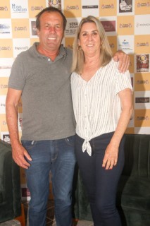 
                        <a style='margin-left: 5px;' class='btn btn-xs btn-social btn-facebook' href='https://www.facebook.com/sharer/sharer.php?u=https://galeramix.s01.web.getmuller.com.br/imagem/a120/800-800-90/conteudo/site_galerias/120/e-hoje-que-eu-volto-amanha-100.jpg' rel='popup' data-width='500' data-height='400'><i class='fa fa-facebook'></i>Compartilhar <span class='hidden-xs'>no Facebook</span>
                    </a> 
                    <a class='btn btn-default btn-xs' target='_blank' href='imagem/a120/800-800-90/conteudo/site_galerias/120/e-hoje-que-eu-volto-amanha-100.jpg'>
                        <span class='glyphicon glyphicon-cloud-download'></span> Salvar
                    </a>
                    