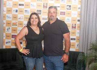 
<a style='margin-left: 5px;' class='btn btn-xs btn-social btn-facebook' href='https://www.facebook.com/sharer/sharer.php?u=https://galeramix.s01.web.getmuller.com.br/imagem/a120/800-800-90/conteudo/site_galerias/120/e-hoje-que-eu-volto-amanha-143.jpg' rel='popup' data-width='500' data-height='400'><i class='fa fa-facebook'></i>Compartilhar <span class='hidden-xs'>no Facebook</span>
</a> 
<a class='btn btn-default btn-xs' target='_blank' href='imagem/a120/800-800-90/conteudo/site_galerias/120/e-hoje-que-eu-volto-amanha-143.jpg'>
<span class='glyphicon glyphicon-cloud-download'></span> Salvar
</a>
