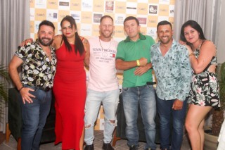 
<a style='margin-left: 5px;' class='btn btn-xs btn-social btn-facebook' href='https://www.facebook.com/sharer/sharer.php?u=https://galeramix.s01.web.getmuller.com.br/imagem/a120/800-800-90/conteudo/site_galerias/120/e-hoje-que-eu-volto-amanha-155.jpg' rel='popup' data-width='500' data-height='400'><i class='fa fa-facebook'></i>Compartilhar <span class='hidden-xs'>no Facebook</span>
</a> 
<a class='btn btn-default btn-xs' target='_blank' href='imagem/a120/800-800-90/conteudo/site_galerias/120/e-hoje-que-eu-volto-amanha-155.jpg'>
<span class='glyphicon glyphicon-cloud-download'></span> Salvar
</a>
