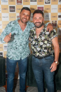 
<a style='margin-left: 5px;' class='btn btn-xs btn-social btn-facebook' href='https://www.facebook.com/sharer/sharer.php?u=https://galeramix.s01.web.getmuller.com.br/imagem/a120/800-800-90/conteudo/site_galerias/120/e-hoje-que-eu-volto-amanha-166.jpg' rel='popup' data-width='500' data-height='400'><i class='fa fa-facebook'></i>Compartilhar <span class='hidden-xs'>no Facebook</span>
</a> 
<a class='btn btn-default btn-xs' target='_blank' href='imagem/a120/800-800-90/conteudo/site_galerias/120/e-hoje-que-eu-volto-amanha-166.jpg'>
<span class='glyphicon glyphicon-cloud-download'></span> Salvar
</a>
