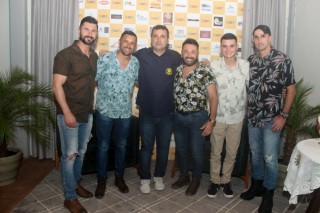 
<a style='margin-left: 5px;' class='btn btn-xs btn-social btn-facebook' href='https://www.facebook.com/sharer/sharer.php?u=https://galeramix.s01.web.getmuller.com.br/imagem/a120/800-800-90/conteudo/site_galerias/120/e-hoje-que-eu-volto-amanha-170.jpg' rel='popup' data-width='500' data-height='400'><i class='fa fa-facebook'></i>Compartilhar <span class='hidden-xs'>no Facebook</span>
</a> 
<a class='btn btn-default btn-xs' target='_blank' href='imagem/a120/800-800-90/conteudo/site_galerias/120/e-hoje-que-eu-volto-amanha-170.jpg'>
<span class='glyphicon glyphicon-cloud-download'></span> Salvar
</a>
