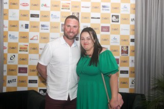 
<a style='margin-left: 5px;' class='btn btn-xs btn-social btn-facebook' href='https://www.facebook.com/sharer/sharer.php?u=https://galeramix.s01.web.getmuller.com.br/imagem/a120/800-800-90/conteudo/site_galerias/120/e-hoje-que-eu-volto-amanha-27.jpg' rel='popup' data-width='500' data-height='400'><i class='fa fa-facebook'></i>Compartilhar <span class='hidden-xs'>no Facebook</span>
</a> 
<a class='btn btn-default btn-xs' target='_blank' href='imagem/a120/800-800-90/conteudo/site_galerias/120/e-hoje-que-eu-volto-amanha-27.jpg'>
<span class='glyphicon glyphicon-cloud-download'></span> Salvar
</a>
