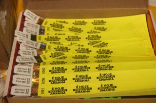 
<a style='margin-left: 5px;' class='btn btn-xs btn-social btn-facebook' href='https://www.facebook.com/sharer/sharer.php?u=https://galeramix.s01.web.getmuller.com.br/imagem/a120/800-800-90/conteudo/site_galerias/120/e-hoje-que-eu-volto-amanha-30.jpg' rel='popup' data-width='500' data-height='400'><i class='fa fa-facebook'></i>Compartilhar <span class='hidden-xs'>no Facebook</span>
</a> 
<a class='btn btn-default btn-xs' target='_blank' href='imagem/a120/800-800-90/conteudo/site_galerias/120/e-hoje-que-eu-volto-amanha-30.jpg'>
<span class='glyphicon glyphicon-cloud-download'></span> Salvar
</a>
