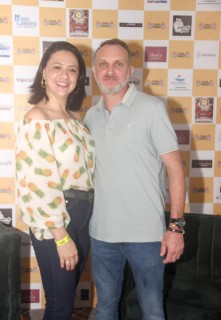 
<a style='margin-left: 5px;' class='btn btn-xs btn-social btn-facebook' href='https://www.facebook.com/sharer/sharer.php?u=https://galeramix.s01.web.getmuller.com.br/imagem/a120/800-800-90/conteudo/site_galerias/120/e-hoje-que-eu-volto-amanha-35.jpg' rel='popup' data-width='500' data-height='400'><i class='fa fa-facebook'></i>Compartilhar <span class='hidden-xs'>no Facebook</span>
</a> 
<a class='btn btn-default btn-xs' target='_blank' href='imagem/a120/800-800-90/conteudo/site_galerias/120/e-hoje-que-eu-volto-amanha-35.jpg'>
<span class='glyphicon glyphicon-cloud-download'></span> Salvar
</a>
