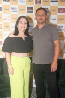 
<a style='margin-left: 5px;' class='btn btn-xs btn-social btn-facebook' href='https://www.facebook.com/sharer/sharer.php?u=https://galeramix.s01.web.getmuller.com.br/imagem/a120/800-800-90/conteudo/site_galerias/120/e-hoje-que-eu-volto-amanha-4.jpg' rel='popup' data-width='500' data-height='400'><i class='fa fa-facebook'></i>Compartilhar <span class='hidden-xs'>no Facebook</span>
</a> 
<a class='btn btn-default btn-xs' target='_blank' href='imagem/a120/800-800-90/conteudo/site_galerias/120/e-hoje-que-eu-volto-amanha-4.jpg'>
<span class='glyphicon glyphicon-cloud-download'></span> Salvar
</a>
