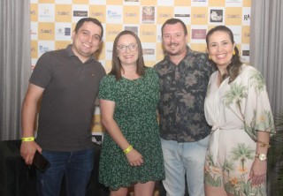 
<a style='margin-left: 5px;' class='btn btn-xs btn-social btn-facebook' href='https://www.facebook.com/sharer/sharer.php?u=https://galeramix.s01.web.getmuller.com.br/imagem/a120/800-800-90/conteudo/site_galerias/120/e-hoje-que-eu-volto-amanha-53.jpg' rel='popup' data-width='500' data-height='400'><i class='fa fa-facebook'></i>Compartilhar <span class='hidden-xs'>no Facebook</span>
</a> 
<a class='btn btn-default btn-xs' target='_blank' href='imagem/a120/800-800-90/conteudo/site_galerias/120/e-hoje-que-eu-volto-amanha-53.jpg'>
<span class='glyphicon glyphicon-cloud-download'></span> Salvar
</a>
