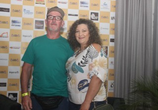 
<a style='margin-left: 5px;' class='btn btn-xs btn-social btn-facebook' href='https://www.facebook.com/sharer/sharer.php?u=https://galeramix.s01.web.getmuller.com.br/imagem/a120/800-800-90/conteudo/site_galerias/120/e-hoje-que-eu-volto-amanha-56.jpg' rel='popup' data-width='500' data-height='400'><i class='fa fa-facebook'></i>Compartilhar <span class='hidden-xs'>no Facebook</span>
</a> 
<a class='btn btn-default btn-xs' target='_blank' href='imagem/a120/800-800-90/conteudo/site_galerias/120/e-hoje-que-eu-volto-amanha-56.jpg'>
<span class='glyphicon glyphicon-cloud-download'></span> Salvar
</a>
