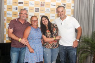 
<a style='margin-left: 5px;' class='btn btn-xs btn-social btn-facebook' href='https://www.facebook.com/sharer/sharer.php?u=https://galeramix.s01.web.getmuller.com.br/imagem/a120/800-800-90/conteudo/site_galerias/120/e-hoje-que-eu-volto-amanha-60.jpg' rel='popup' data-width='500' data-height='400'><i class='fa fa-facebook'></i>Compartilhar <span class='hidden-xs'>no Facebook</span>
</a> 
<a class='btn btn-default btn-xs' target='_blank' href='imagem/a120/800-800-90/conteudo/site_galerias/120/e-hoje-que-eu-volto-amanha-60.jpg'>
<span class='glyphicon glyphicon-cloud-download'></span> Salvar
</a>
