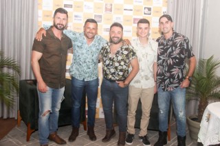 
<a style='margin-left: 5px;' class='btn btn-xs btn-social btn-facebook' href='https://www.facebook.com/sharer/sharer.php?u=https://galeramix.s01.web.getmuller.com.br/imagem/a120/800-800-90/conteudo/site_galerias/120/e-hoje-que-eu-volto-amanha-80.jpg' rel='popup' data-width='500' data-height='400'><i class='fa fa-facebook'></i>Compartilhar <span class='hidden-xs'>no Facebook</span>
</a> 
<a class='btn btn-default btn-xs' target='_blank' href='imagem/a120/800-800-90/conteudo/site_galerias/120/e-hoje-que-eu-volto-amanha-80.jpg'>
<span class='glyphicon glyphicon-cloud-download'></span> Salvar
</a>
