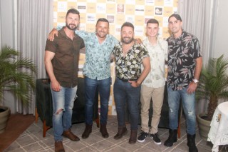 
<a style='margin-left: 5px;' class='btn btn-xs btn-social btn-facebook' href='https://www.facebook.com/sharer/sharer.php?u=https://galeramix.s01.web.getmuller.com.br/imagem/a120/800-800-90/conteudo/site_galerias/120/e-hoje-que-eu-volto-amanha-81.jpg' rel='popup' data-width='500' data-height='400'><i class='fa fa-facebook'></i>Compartilhar <span class='hidden-xs'>no Facebook</span>
</a> 
<a class='btn btn-default btn-xs' target='_blank' href='imagem/a120/800-800-90/conteudo/site_galerias/120/e-hoje-que-eu-volto-amanha-81.jpg'>
<span class='glyphicon glyphicon-cloud-download'></span> Salvar
</a>
