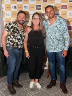 
<a style='margin-left: 5px;' class='btn btn-xs btn-social btn-facebook' href='https://www.facebook.com/sharer/sharer.php?u=https://galeramix.s01.web.getmuller.com.br/imagem/a120/800-800-90/conteudo/site_galerias/120/e-hoje-que-eu-volto-amanha-83.jpg' rel='popup' data-width='500' data-height='400'><i class='fa fa-facebook'></i>Compartilhar <span class='hidden-xs'>no Facebook</span>
</a> 
<a class='btn btn-default btn-xs' target='_blank' href='imagem/a120/800-800-90/conteudo/site_galerias/120/e-hoje-que-eu-volto-amanha-83.jpg'>
<span class='glyphicon glyphicon-cloud-download'></span> Salvar
</a>
