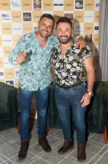 
<a style='margin-left: 5px;' class='btn btn-xs btn-social btn-facebook' href='https://www.facebook.com/sharer/sharer.php?u=https://galeramix.s01.web.getmuller.com.br/imagem/a120/800-800-90/conteudo/site_galerias/120/e-hoje-que-eu-volto-amanha-84.jpg' rel='popup' data-width='500' data-height='400'><i class='fa fa-facebook'></i>Compartilhar <span class='hidden-xs'>no Facebook</span>
</a> 
<a class='btn btn-default btn-xs' target='_blank' href='imagem/a120/800-800-90/conteudo/site_galerias/120/e-hoje-que-eu-volto-amanha-84.jpg'>
<span class='glyphicon glyphicon-cloud-download'></span> Salvar
</a>
