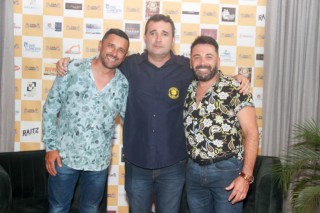 
<a style='margin-left: 5px;' class='btn btn-xs btn-social btn-facebook' href='https://www.facebook.com/sharer/sharer.php?u=https://galeramix.s01.web.getmuller.com.br/imagem/a120/800-800-90/conteudo/site_galerias/120/e-hoje-que-eu-volto-amanha-85.jpg' rel='popup' data-width='500' data-height='400'><i class='fa fa-facebook'></i>Compartilhar <span class='hidden-xs'>no Facebook</span>
</a> 
<a class='btn btn-default btn-xs' target='_blank' href='imagem/a120/800-800-90/conteudo/site_galerias/120/e-hoje-que-eu-volto-amanha-85.jpg'>
<span class='glyphicon glyphicon-cloud-download'></span> Salvar
</a>
