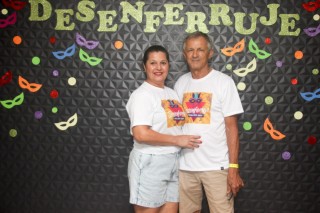 
                                <a style='margin-left: 5px;' class='btn btn-xs btn-social btn-facebook' href='https://www.facebook.com/sharer/sharer.php?u=https://galeramix.s01.web.getmuller.com.br/imagem/a128/800-800-90/conteudo/site_galerias/128/desenferruje-baile-de-carnaval-de-casais-em-tijucas-1.jpg' rel='popup' data-width='500' data-height='400'><i class='fa fa-facebook'></i>Compartilhar <span class='hidden-xs'>no Facebook</span>
                            </a> 
                            <a class='btn btn-default btn-xs' target='_blank' href='imagem/a128/800-800-90/conteudo/site_galerias/128/desenferruje-baile-de-carnaval-de-casais-em-tijucas-1.jpg'>
                                <span class='glyphicon glyphicon-cloud-download'></span> Salvar
                            </a>
                            