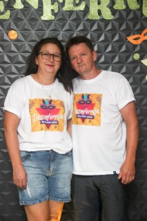 
                            <a style='margin-left: 5px;' class='btn btn-xs btn-social btn-facebook' href='https://www.facebook.com/sharer/sharer.php?u=https://galeramix.s01.web.getmuller.com.br/imagem/a128/800-800-90/conteudo/site_galerias/128/desenferruje-baile-de-carnaval-de-casais-em-tijucas-10.jpg' rel='popup' data-width='500' data-height='400'><i class='fa fa-facebook'></i>Compartilhar <span class='hidden-xs'>no Facebook</span>
                        </a> 
                        <a class='btn btn-default btn-xs' target='_blank' href='imagem/a128/800-800-90/conteudo/site_galerias/128/desenferruje-baile-de-carnaval-de-casais-em-tijucas-10.jpg'>
                            <span class='glyphicon glyphicon-cloud-download'></span> Salvar
                        </a>
                        