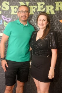 
                        <a style='margin-left: 5px;' class='btn btn-xs btn-social btn-facebook' href='https://www.facebook.com/sharer/sharer.php?u=https://galeramix.s01.web.getmuller.com.br/imagem/a128/800-800-90/conteudo/site_galerias/128/desenferruje-baile-de-carnaval-de-casais-em-tijucas-100.jpg' rel='popup' data-width='500' data-height='400'><i class='fa fa-facebook'></i>Compartilhar <span class='hidden-xs'>no Facebook</span>
                    </a> 
                    <a class='btn btn-default btn-xs' target='_blank' href='imagem/a128/800-800-90/conteudo/site_galerias/128/desenferruje-baile-de-carnaval-de-casais-em-tijucas-100.jpg'>
                        <span class='glyphicon glyphicon-cloud-download'></span> Salvar
                    </a>
                    