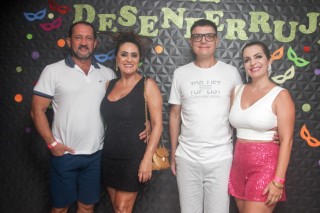 
            <a style='margin-left: 5px;' class='btn btn-xs btn-social btn-facebook' href='https://www.facebook.com/sharer/sharer.php?u=https://galeramix.s01.web.getmuller.com.br/imagem/a128/800-800-90/conteudo/site_galerias/128/desenferruje-baile-de-carnaval-de-casais-em-tijucas-103.jpg' rel='popup' data-width='500' data-height='400'><i class='fa fa-facebook'></i>Compartilhar <span class='hidden-xs'>no Facebook</span>
        </a> 
        <a class='btn btn-default btn-xs' target='_blank' href='imagem/a128/800-800-90/conteudo/site_galerias/128/desenferruje-baile-de-carnaval-de-casais-em-tijucas-103.jpg'>
            <span class='glyphicon glyphicon-cloud-download'></span> Salvar
        </a>
        