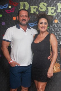 
        <a style='margin-left: 5px;' class='btn btn-xs btn-social btn-facebook' href='https://www.facebook.com/sharer/sharer.php?u=https://galeramix.s01.web.getmuller.com.br/imagem/a128/800-800-90/conteudo/site_galerias/128/desenferruje-baile-de-carnaval-de-casais-em-tijucas-104.jpg' rel='popup' data-width='500' data-height='400'><i class='fa fa-facebook'></i>Compartilhar <span class='hidden-xs'>no Facebook</span>
    </a> 
    <a class='btn btn-default btn-xs' target='_blank' href='imagem/a128/800-800-90/conteudo/site_galerias/128/desenferruje-baile-de-carnaval-de-casais-em-tijucas-104.jpg'>
        <span class='glyphicon glyphicon-cloud-download'></span> Salvar
    </a>
    