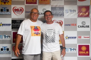 
<a style='margin-left: 5px;' class='btn btn-xs btn-social btn-facebook' href='https://www.facebook.com/sharer/sharer.php?u=https://galeramix.s01.web.getmuller.com.br/imagem/a128/800-800-90/conteudo/site_galerias/128/desenferruje-baile-de-carnaval-de-casais-em-tijucas-113.jpg' rel='popup' data-width='500' data-height='400'><i class='fa fa-facebook'></i>Compartilhar <span class='hidden-xs'>no Facebook</span>
</a> 
<a class='btn btn-default btn-xs' target='_blank' href='imagem/a128/800-800-90/conteudo/site_galerias/128/desenferruje-baile-de-carnaval-de-casais-em-tijucas-113.jpg'>
<span class='glyphicon glyphicon-cloud-download'></span> Salvar
</a>
