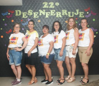 
<a style='margin-left: 5px;' class='btn btn-xs btn-social btn-facebook' href='https://www.facebook.com/sharer/sharer.php?u=https://galeramix.s01.web.getmuller.com.br/imagem/a128/800-800-90/conteudo/site_galerias/128/desenferruje-baile-de-carnaval-de-casais-em-tijucas-12.jpg' rel='popup' data-width='500' data-height='400'><i class='fa fa-facebook'></i>Compartilhar <span class='hidden-xs'>no Facebook</span>
</a> 
<a class='btn btn-default btn-xs' target='_blank' href='imagem/a128/800-800-90/conteudo/site_galerias/128/desenferruje-baile-de-carnaval-de-casais-em-tijucas-12.jpg'>
<span class='glyphicon glyphicon-cloud-download'></span> Salvar
</a>
