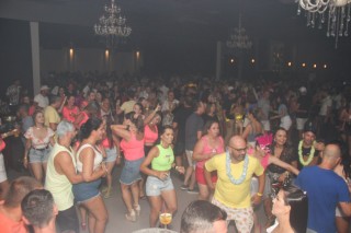 
<a style='margin-left: 5px;' class='btn btn-xs btn-social btn-facebook' href='https://www.facebook.com/sharer/sharer.php?u=https://galeramix.s01.web.getmuller.com.br/imagem/a128/800-800-90/conteudo/site_galerias/128/desenferruje-baile-de-carnaval-de-casais-em-tijucas-154.jpg' rel='popup' data-width='500' data-height='400'><i class='fa fa-facebook'></i>Compartilhar <span class='hidden-xs'>no Facebook</span>
</a> 
<a class='btn btn-default btn-xs' target='_blank' href='imagem/a128/800-800-90/conteudo/site_galerias/128/desenferruje-baile-de-carnaval-de-casais-em-tijucas-154.jpg'>
<span class='glyphicon glyphicon-cloud-download'></span> Salvar
</a>
