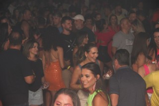 
<a style='margin-left: 5px;' class='btn btn-xs btn-social btn-facebook' href='https://www.facebook.com/sharer/sharer.php?u=https://galeramix.s01.web.getmuller.com.br/imagem/a128/800-800-90/conteudo/site_galerias/128/desenferruje-baile-de-carnaval-de-casais-em-tijucas-156.jpg' rel='popup' data-width='500' data-height='400'><i class='fa fa-facebook'></i>Compartilhar <span class='hidden-xs'>no Facebook</span>
</a> 
<a class='btn btn-default btn-xs' target='_blank' href='imagem/a128/800-800-90/conteudo/site_galerias/128/desenferruje-baile-de-carnaval-de-casais-em-tijucas-156.jpg'>
<span class='glyphicon glyphicon-cloud-download'></span> Salvar
</a>
