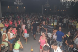 
<a style='margin-left: 5px;' class='btn btn-xs btn-social btn-facebook' href='https://www.facebook.com/sharer/sharer.php?u=https://galeramix.s01.web.getmuller.com.br/imagem/a128/800-800-90/conteudo/site_galerias/128/desenferruje-baile-de-carnaval-de-casais-em-tijucas-163.jpg' rel='popup' data-width='500' data-height='400'><i class='fa fa-facebook'></i>Compartilhar <span class='hidden-xs'>no Facebook</span>
</a> 
<a class='btn btn-default btn-xs' target='_blank' href='imagem/a128/800-800-90/conteudo/site_galerias/128/desenferruje-baile-de-carnaval-de-casais-em-tijucas-163.jpg'>
<span class='glyphicon glyphicon-cloud-download'></span> Salvar
</a>
