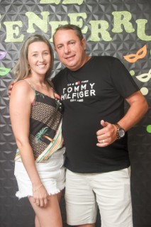 
<a style='margin-left: 5px;' class='btn btn-xs btn-social btn-facebook' href='https://www.facebook.com/sharer/sharer.php?u=https://galeramix.s01.web.getmuller.com.br/imagem/a128/800-800-90/conteudo/site_galerias/128/desenferruje-baile-de-carnaval-de-casais-em-tijucas-209.jpg' rel='popup' data-width='500' data-height='400'><i class='fa fa-facebook'></i>Compartilhar <span class='hidden-xs'>no Facebook</span>
</a> 
<a class='btn btn-default btn-xs' target='_blank' href='imagem/a128/800-800-90/conteudo/site_galerias/128/desenferruje-baile-de-carnaval-de-casais-em-tijucas-209.jpg'>
<span class='glyphicon glyphicon-cloud-download'></span> Salvar
</a>
