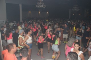 
<a style='margin-left: 5px;' class='btn btn-xs btn-social btn-facebook' href='https://www.facebook.com/sharer/sharer.php?u=https://galeramix.s01.web.getmuller.com.br/imagem/a128/800-800-90/conteudo/site_galerias/128/desenferruje-baile-de-carnaval-de-casais-em-tijucas-224.jpg' rel='popup' data-width='500' data-height='400'><i class='fa fa-facebook'></i>Compartilhar <span class='hidden-xs'>no Facebook</span>
</a> 
<a class='btn btn-default btn-xs' target='_blank' href='imagem/a128/800-800-90/conteudo/site_galerias/128/desenferruje-baile-de-carnaval-de-casais-em-tijucas-224.jpg'>
<span class='glyphicon glyphicon-cloud-download'></span> Salvar
</a>
