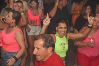 
<a style='margin-left: 5px;' class='btn btn-xs btn-social btn-facebook' href='https://www.facebook.com/sharer/sharer.php?u=https://galeramix.s01.web.getmuller.com.br/imagem/a128/800-800-90/conteudo/site_galerias/128/desenferruje-baile-de-carnaval-de-casais-em-tijucas-225.jpg' rel='popup' data-width='500' data-height='400'><i class='fa fa-facebook'></i>Compartilhar <span class='hidden-xs'>no Facebook</span>
</a> 
<a class='btn btn-default btn-xs' target='_blank' href='imagem/a128/800-800-90/conteudo/site_galerias/128/desenferruje-baile-de-carnaval-de-casais-em-tijucas-225.jpg'>
<span class='glyphicon glyphicon-cloud-download'></span> Salvar
</a>
