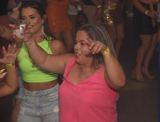 
<a style='margin-left: 5px;' class='btn btn-xs btn-social btn-facebook' href='https://www.facebook.com/sharer/sharer.php?u=https://galeramix.s01.web.getmuller.com.br/imagem/a128/800-800-90/conteudo/site_galerias/128/desenferruje-baile-de-carnaval-de-casais-em-tijucas-226.jpg' rel='popup' data-width='500' data-height='400'><i class='fa fa-facebook'></i>Compartilhar <span class='hidden-xs'>no Facebook</span>
</a> 
<a class='btn btn-default btn-xs' target='_blank' href='imagem/a128/800-800-90/conteudo/site_galerias/128/desenferruje-baile-de-carnaval-de-casais-em-tijucas-226.jpg'>
<span class='glyphicon glyphicon-cloud-download'></span> Salvar
</a>
