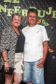 
<a style='margin-left: 5px;' class='btn btn-xs btn-social btn-facebook' href='https://www.facebook.com/sharer/sharer.php?u=https://galeramix.s01.web.getmuller.com.br/imagem/a128/800-800-90/conteudo/site_galerias/128/desenferruje-baile-de-carnaval-de-casais-em-tijucas-36.jpg' rel='popup' data-width='500' data-height='400'><i class='fa fa-facebook'></i>Compartilhar <span class='hidden-xs'>no Facebook</span>
</a> 
<a class='btn btn-default btn-xs' target='_blank' href='imagem/a128/800-800-90/conteudo/site_galerias/128/desenferruje-baile-de-carnaval-de-casais-em-tijucas-36.jpg'>
<span class='glyphicon glyphicon-cloud-download'></span> Salvar
</a>
