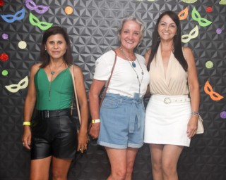 
<a style='margin-left: 5px;' class='btn btn-xs btn-social btn-facebook' href='https://www.facebook.com/sharer/sharer.php?u=https://galeramix.s01.web.getmuller.com.br/imagem/a128/800-800-90/conteudo/site_galerias/128/desenferruje-baile-de-carnaval-de-casais-em-tijucas-64.jpg' rel='popup' data-width='500' data-height='400'><i class='fa fa-facebook'></i>Compartilhar <span class='hidden-xs'>no Facebook</span>
</a> 
<a class='btn btn-default btn-xs' target='_blank' href='imagem/a128/800-800-90/conteudo/site_galerias/128/desenferruje-baile-de-carnaval-de-casais-em-tijucas-64.jpg'>
<span class='glyphicon glyphicon-cloud-download'></span> Salvar
</a>
