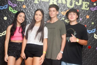 
<a style='margin-left: 5px;' class='btn btn-xs btn-social btn-facebook' href='https://www.facebook.com/sharer/sharer.php?u=https://galeramix.s01.web.getmuller.com.br/imagem/a128/800-800-90/conteudo/site_galerias/128/desenferruje-baile-de-carnaval-de-casais-em-tijucas-98.jpg' rel='popup' data-width='500' data-height='400'><i class='fa fa-facebook'></i>Compartilhar <span class='hidden-xs'>no Facebook</span>
</a> 
<a class='btn btn-default btn-xs' target='_blank' href='imagem/a128/800-800-90/conteudo/site_galerias/128/desenferruje-baile-de-carnaval-de-casais-em-tijucas-98.jpg'>
<span class='glyphicon glyphicon-cloud-download'></span> Salvar
</a>
