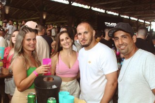 
<a style='margin-left: 5px;' class='btn btn-xs btn-social btn-facebook' href='https://www.facebook.com/sharer/sharer.php?u=https://galeramix.s01.web.getmuller.com.br/imagem/a132/800-800-90/conteudo/site_galerias/132/15-costelaco-do-jr-seco-107.jpg' rel='popup' data-width='500' data-height='400'><i class='fa fa-facebook'></i>Compartilhar <span class='hidden-xs'>no Facebook</span>
</a> 
<a class='btn btn-default btn-xs' target='_blank' href='imagem/a132/800-800-90/conteudo/site_galerias/132/15-costelaco-do-jr-seco-107.jpg'>
<span class='glyphicon glyphicon-cloud-download'></span> Salvar
</a>
