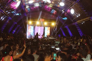 
<a style='margin-left: 5px;' class='btn btn-xs btn-social btn-facebook' href='https://www.facebook.com/sharer/sharer.php?u=https://galeramix.s01.web.getmuller.com.br/imagem/a132/800-800-90/conteudo/site_galerias/132/15-costelaco-do-junior-seco-88.jpg' rel='popup' data-width='500' data-height='400'><i class='fa fa-facebook'></i>Compartilhar <span class='hidden-xs'>no Facebook</span>
</a> 
<a class='btn btn-default btn-xs' target='_blank' href='imagem/a132/800-800-90/conteudo/site_galerias/132/15-costelaco-do-junior-seco-88.jpg'>
<span class='glyphicon glyphicon-cloud-download'></span> Salvar
</a>
