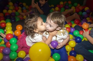 
                        <a style='margin-left: 5px;' class='btn btn-xs btn-social btn-facebook' href='https://www.facebook.com/sharer/sharer.php?u=https://galeramix.s01.web.getmuller.com.br/imagem/a14/800-800-90/conteudo/site_galerias/14/primeiro-aninho-pietro-104.jpg' rel='popup' data-width='500' data-height='400'><i class='fa fa-facebook'></i>Compartilhar <span class='hidden-xs'>no Facebook</span>
                    </a> 
                    <a class='btn btn-default btn-xs' target='_blank' href='imagem/a14/800-800-90/conteudo/site_galerias/14/primeiro-aninho-pietro-104.jpg'>
                        <span class='glyphicon glyphicon-cloud-download'></span> Salvar
                    </a>
                    