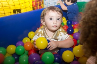 
                    <a style='margin-left: 5px;' class='btn btn-xs btn-social btn-facebook' href='https://www.facebook.com/sharer/sharer.php?u=https://galeramix.s01.web.getmuller.com.br/imagem/a14/800-800-90/conteudo/site_galerias/14/primeiro-aninho-pietro-105.jpg' rel='popup' data-width='500' data-height='400'><i class='fa fa-facebook'></i>Compartilhar <span class='hidden-xs'>no Facebook</span>
                </a> 
                <a class='btn btn-default btn-xs' target='_blank' href='imagem/a14/800-800-90/conteudo/site_galerias/14/primeiro-aninho-pietro-105.jpg'>
                    <span class='glyphicon glyphicon-cloud-download'></span> Salvar
                </a>
                