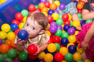 
                <a style='margin-left: 5px;' class='btn btn-xs btn-social btn-facebook' href='https://www.facebook.com/sharer/sharer.php?u=https://galeramix.s01.web.getmuller.com.br/imagem/a14/800-800-90/conteudo/site_galerias/14/primeiro-aninho-pietro-107.jpg' rel='popup' data-width='500' data-height='400'><i class='fa fa-facebook'></i>Compartilhar <span class='hidden-xs'>no Facebook</span>
            </a> 
            <a class='btn btn-default btn-xs' target='_blank' href='imagem/a14/800-800-90/conteudo/site_galerias/14/primeiro-aninho-pietro-107.jpg'>
                <span class='glyphicon glyphicon-cloud-download'></span> Salvar
            </a>
            