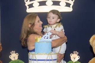 
<a style='margin-left: 5px;' class='btn btn-xs btn-social btn-facebook' href='https://www.facebook.com/sharer/sharer.php?u=https://galeramix.s01.web.getmuller.com.br/imagem/a14/800-800-90/conteudo/site_galerias/14/primeiro-aninho-pietro-17.jpg' rel='popup' data-width='500' data-height='400'><i class='fa fa-facebook'></i>Compartilhar <span class='hidden-xs'>no Facebook</span>
</a> 
<a class='btn btn-default btn-xs' target='_blank' href='imagem/a14/800-800-90/conteudo/site_galerias/14/primeiro-aninho-pietro-17.jpg'>
<span class='glyphicon glyphicon-cloud-download'></span> Salvar
</a>
