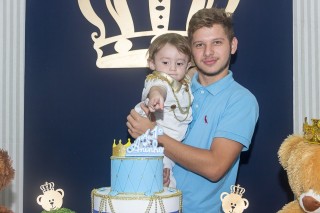 
<a style='margin-left: 5px;' class='btn btn-xs btn-social btn-facebook' href='https://www.facebook.com/sharer/sharer.php?u=https://galeramix.s01.web.getmuller.com.br/imagem/a14/800-800-90/conteudo/site_galerias/14/primeiro-aninho-pietro-23.jpg' rel='popup' data-width='500' data-height='400'><i class='fa fa-facebook'></i>Compartilhar <span class='hidden-xs'>no Facebook</span>
</a> 
<a class='btn btn-default btn-xs' target='_blank' href='imagem/a14/800-800-90/conteudo/site_galerias/14/primeiro-aninho-pietro-23.jpg'>
<span class='glyphicon glyphicon-cloud-download'></span> Salvar
</a>
