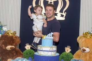 
<a style='margin-left: 5px;' class='btn btn-xs btn-social btn-facebook' href='https://www.facebook.com/sharer/sharer.php?u=https://galeramix.s01.web.getmuller.com.br/imagem/a14/800-800-90/conteudo/site_galerias/14/primeiro-aninho-pietro-42.jpg' rel='popup' data-width='500' data-height='400'><i class='fa fa-facebook'></i>Compartilhar <span class='hidden-xs'>no Facebook</span>
</a> 
<a class='btn btn-default btn-xs' target='_blank' href='imagem/a14/800-800-90/conteudo/site_galerias/14/primeiro-aninho-pietro-42.jpg'>
<span class='glyphicon glyphicon-cloud-download'></span> Salvar
</a>
