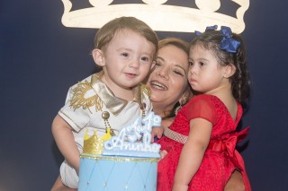 
<a style='margin-left: 5px;' class='btn btn-xs btn-social btn-facebook' href='https://www.facebook.com/sharer/sharer.php?u=https://galeramix.s01.web.getmuller.com.br/imagem/a14/800-800-90/conteudo/site_galerias/14/primeiro-aninho-pietro-55.jpg' rel='popup' data-width='500' data-height='400'><i class='fa fa-facebook'></i>Compartilhar <span class='hidden-xs'>no Facebook</span>
</a> 
<a class='btn btn-default btn-xs' target='_blank' href='imagem/a14/800-800-90/conteudo/site_galerias/14/primeiro-aninho-pietro-55.jpg'>
<span class='glyphicon glyphicon-cloud-download'></span> Salvar
</a>
