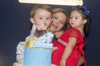 
<a style='margin-left: 5px;' class='btn btn-xs btn-social btn-facebook' href='https://www.facebook.com/sharer/sharer.php?u=https://galeramix.s01.web.getmuller.com.br/imagem/a14/800-800-90/conteudo/site_galerias/14/primeiro-aninho-pietro-56.jpg' rel='popup' data-width='500' data-height='400'><i class='fa fa-facebook'></i>Compartilhar <span class='hidden-xs'>no Facebook</span>
</a> 
<a class='btn btn-default btn-xs' target='_blank' href='imagem/a14/800-800-90/conteudo/site_galerias/14/primeiro-aninho-pietro-56.jpg'>
<span class='glyphicon glyphicon-cloud-download'></span> Salvar
</a>
