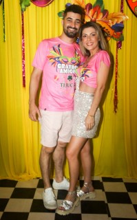 
                            <a style='margin-left: 5px;' class='btn btn-xs btn-social btn-facebook' href='https://www.facebook.com/sharer/sharer.php?u=https://galeramix.s01.web.getmuller.com.br/imagem/a153/800-800-90/conteudo/site_galerias/153/carnaval-grandes-amigos-1.jpg' rel='popup' data-width='500' data-height='400'><i class='fa fa-facebook'></i>Compartilhar <span class='hidden-xs'>no Facebook</span>
                        </a> 
                        <a class='btn btn-default btn-xs' target='_blank' href='imagem/a153/800-800-90/conteudo/site_galerias/153/carnaval-grandes-amigos-1.jpg'>
                            <span class='glyphicon glyphicon-cloud-download'></span> Salvar
                        </a>
                        