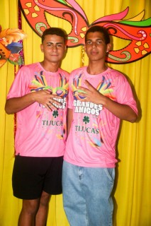 
                        <a style='margin-left: 5px;' class='btn btn-xs btn-social btn-facebook' href='https://www.facebook.com/sharer/sharer.php?u=https://galeramix.s01.web.getmuller.com.br/imagem/a153/800-800-90/conteudo/site_galerias/153/carnaval-grandes-amigos-10.jpg' rel='popup' data-width='500' data-height='400'><i class='fa fa-facebook'></i>Compartilhar <span class='hidden-xs'>no Facebook</span>
                    </a> 
                    <a class='btn btn-default btn-xs' target='_blank' href='imagem/a153/800-800-90/conteudo/site_galerias/153/carnaval-grandes-amigos-10.jpg'>
                        <span class='glyphicon glyphicon-cloud-download'></span> Salvar
                    </a>
                    