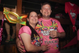 
                    <a style='margin-left: 5px;' class='btn btn-xs btn-social btn-facebook' href='https://www.facebook.com/sharer/sharer.php?u=https://galeramix.s01.web.getmuller.com.br/imagem/a153/800-800-90/conteudo/site_galerias/153/carnaval-grandes-amigos-100.jpg' rel='popup' data-width='500' data-height='400'><i class='fa fa-facebook'></i>Compartilhar <span class='hidden-xs'>no Facebook</span>
                </a> 
                <a class='btn btn-default btn-xs' target='_blank' href='imagem/a153/800-800-90/conteudo/site_galerias/153/carnaval-grandes-amigos-100.jpg'>
                    <span class='glyphicon glyphicon-cloud-download'></span> Salvar
                </a>
                