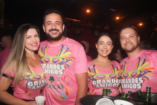 
            <a style='margin-left: 5px;' class='btn btn-xs btn-social btn-facebook' href='https://www.facebook.com/sharer/sharer.php?u=https://galeramix.s01.web.getmuller.com.br/imagem/a153/800-800-90/conteudo/site_galerias/153/carnaval-grandes-amigos-102.jpg' rel='popup' data-width='500' data-height='400'><i class='fa fa-facebook'></i>Compartilhar <span class='hidden-xs'>no Facebook</span>
        </a> 
        <a class='btn btn-default btn-xs' target='_blank' href='imagem/a153/800-800-90/conteudo/site_galerias/153/carnaval-grandes-amigos-102.jpg'>
            <span class='glyphicon glyphicon-cloud-download'></span> Salvar
        </a>
        