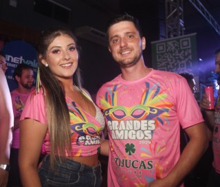 
        <a style='margin-left: 5px;' class='btn btn-xs btn-social btn-facebook' href='https://www.facebook.com/sharer/sharer.php?u=https://galeramix.s01.web.getmuller.com.br/imagem/a153/800-800-90/conteudo/site_galerias/153/carnaval-grandes-amigos-103.jpg' rel='popup' data-width='500' data-height='400'><i class='fa fa-facebook'></i>Compartilhar <span class='hidden-xs'>no Facebook</span>
    </a> 
    <a class='btn btn-default btn-xs' target='_blank' href='imagem/a153/800-800-90/conteudo/site_galerias/153/carnaval-grandes-amigos-103.jpg'>
        <span class='glyphicon glyphicon-cloud-download'></span> Salvar
    </a>
    